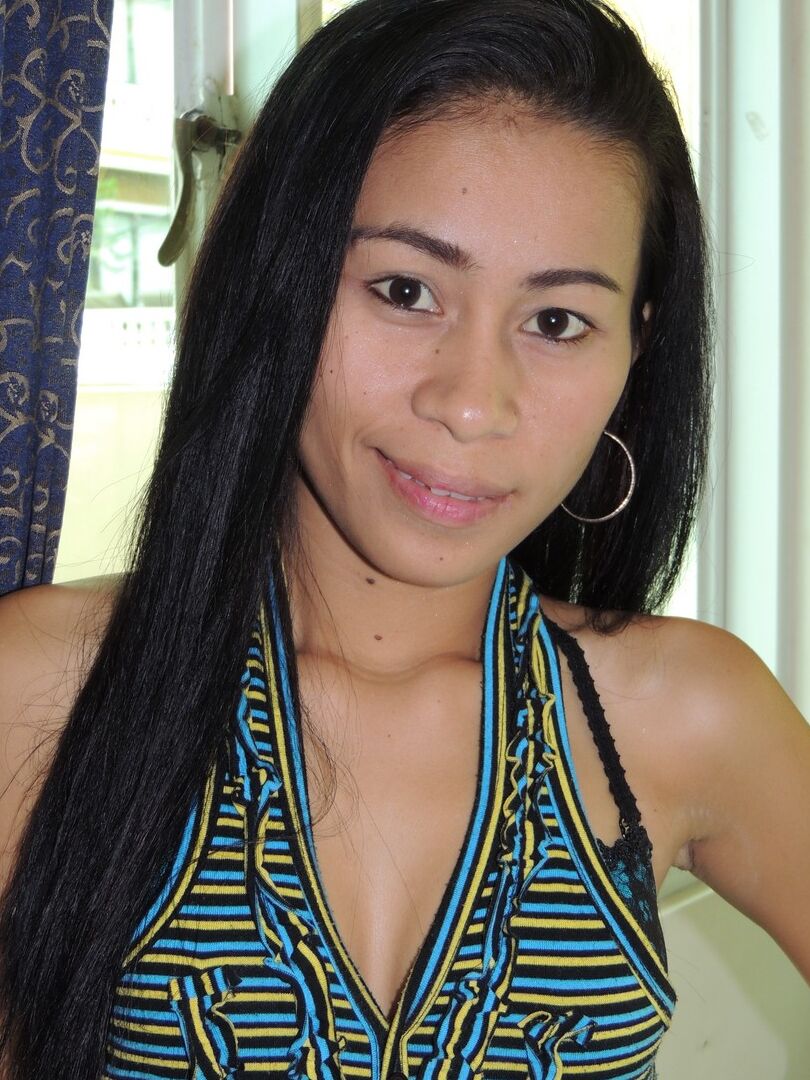 15P Petite Filipina Girl Alma escorre porra da buceta raspada depois de sexo com um Farang
