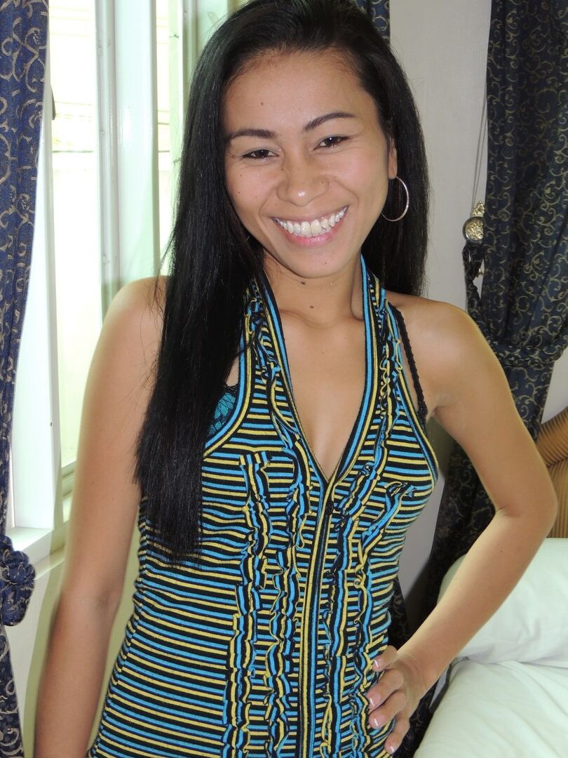 15P Petite Filipina Girl Alma escorre porra da buceta raspada depois de sexo com um Farang