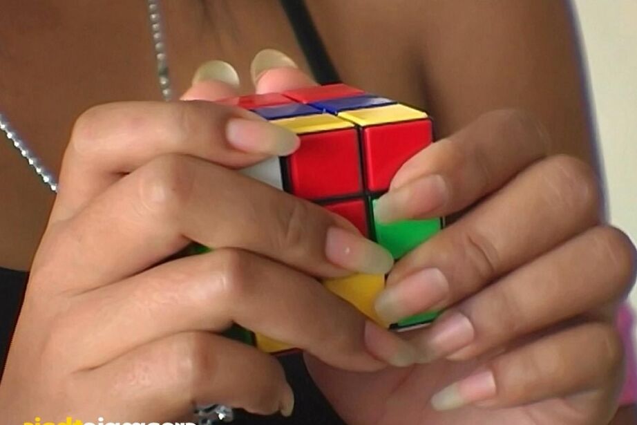 16P A linda garota asiática Jang faz poses solo sexy depois de exibir uma buceta cremosa