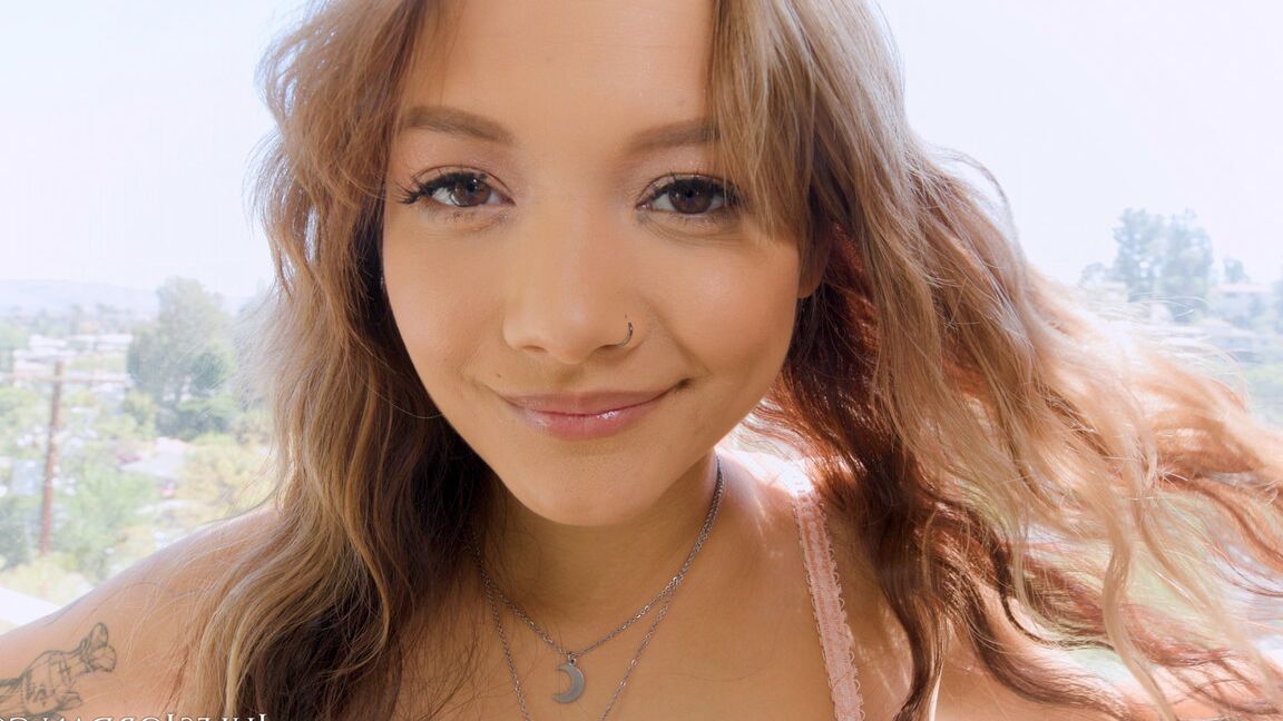 La star du porno asiatique 15P Alex De La Flor reçoit des coups d'argent après une double pénétration