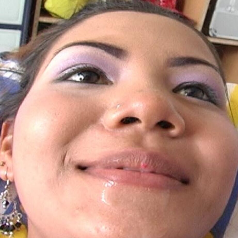 16P La linda asiática Katie recibe una corrida en la lengua después de dar mamada