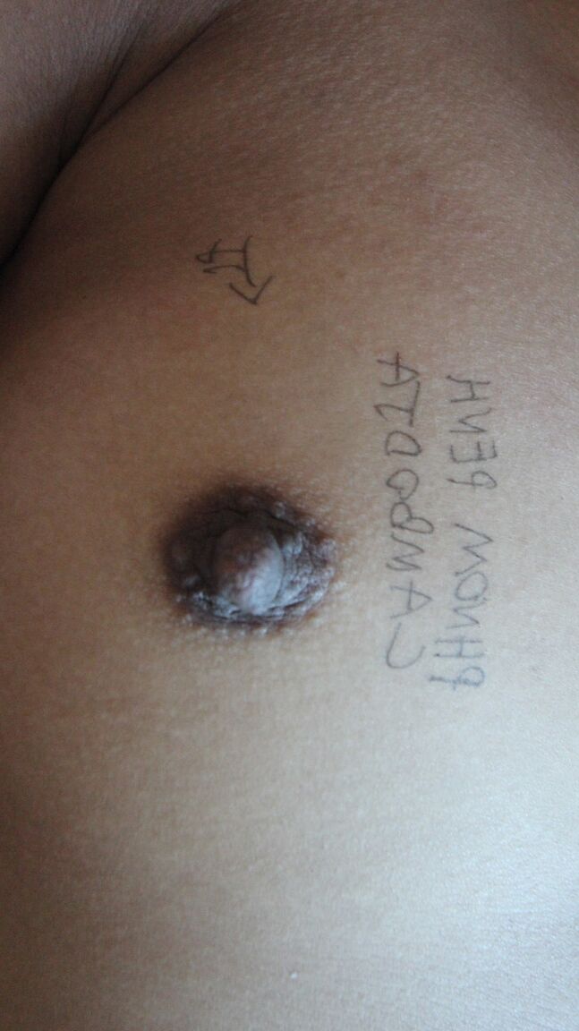 15P La gordita asiática amateur Vee tiene sexo POV con una polla pequeña en una cama