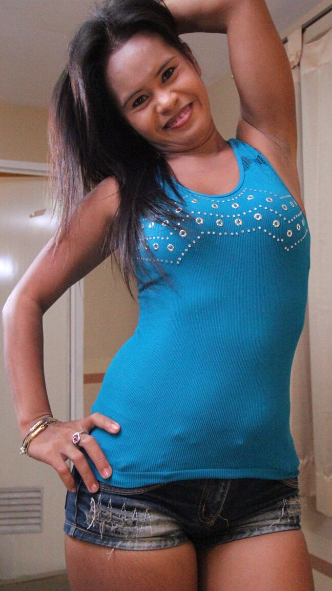 15P Asian MILF é fodida por turista sexual visitante em um quarto de motel