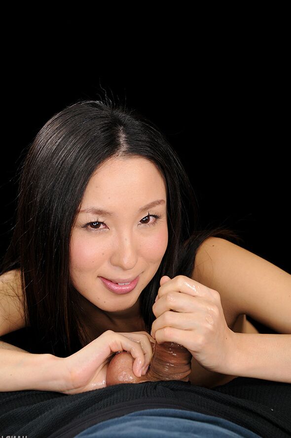 15P Belleza japonesa desnuda con cabello negro azabache come esperma después de una paja