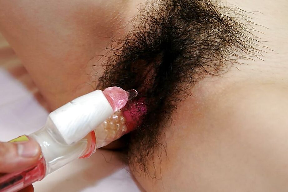 Die 16-jährige asiatische MILF Megumi Inamura hat ein bisschen Muschi-Vibration und Spaß beim Schwanzreiten