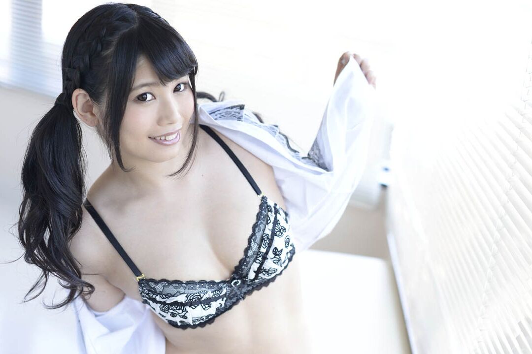 20P L'actrice japonaise sexy Miyu Shina montre sa chatte crémeuse après une relation sexuelle hardcore