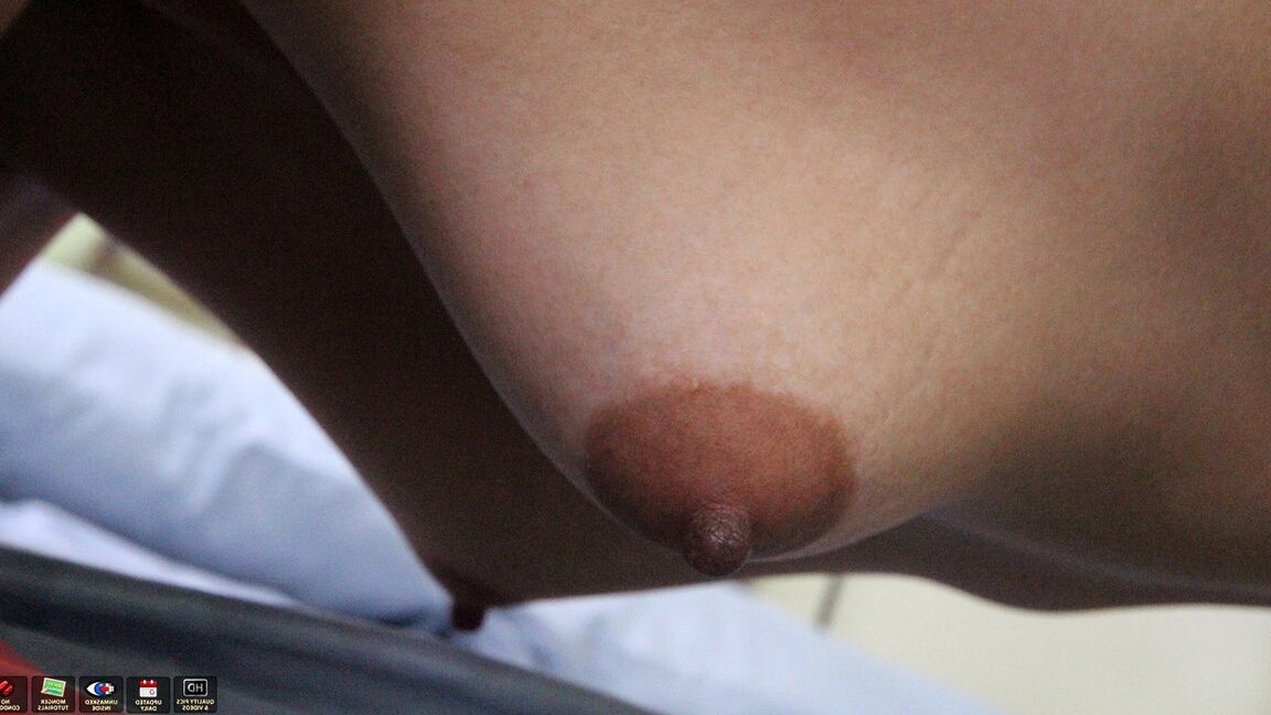 Die 15-jährige asiatische Amateurin Erika spritzt nach POV-Sex auf einem Bett Sperma aus ihrer haarlosen Muschi
