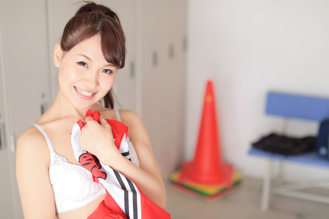 20P Japanese cheerleader Shizuku Hatano gets dicked & creampied in the locker room