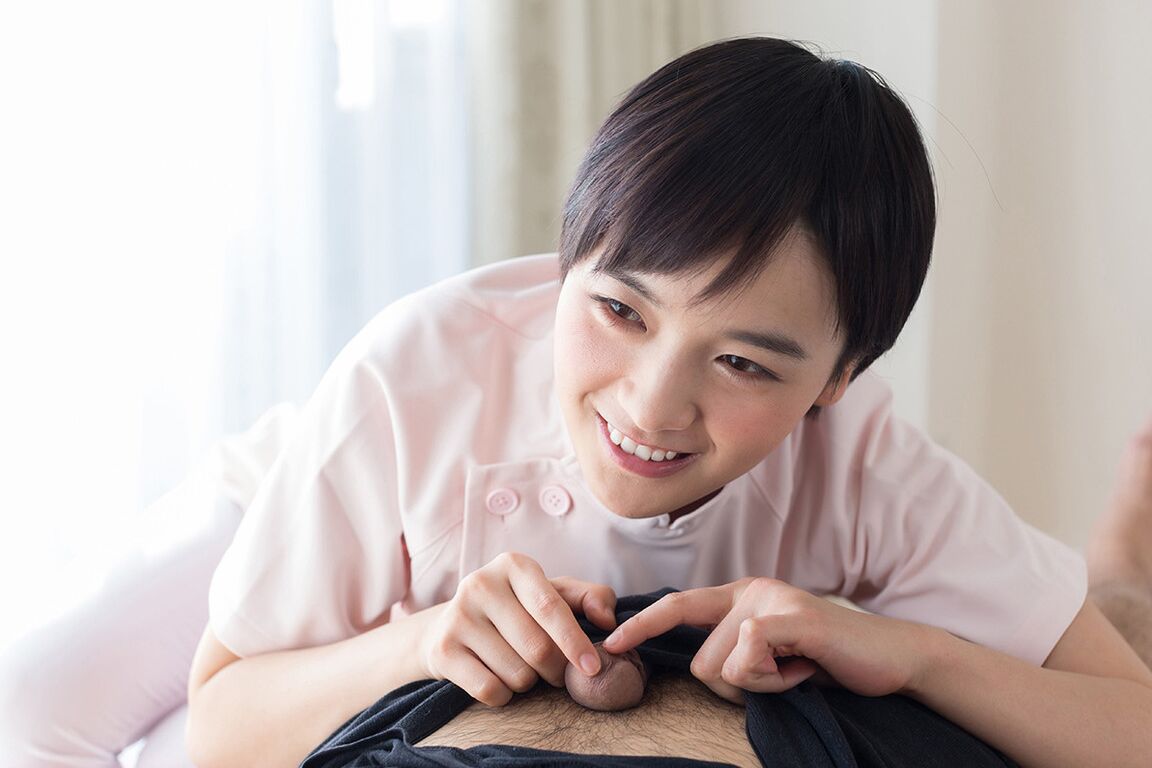16P Adolescente japonês de cabelos curtos cospe um bocado de esperma na mão depois de um boquete