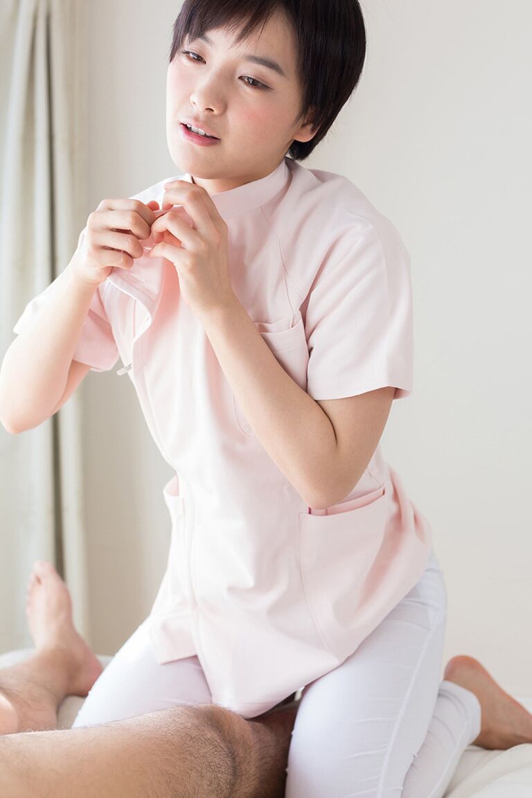 16P Adolescente japonês de cabelos curtos cospe um bocado de esperma na mão depois de um boquete