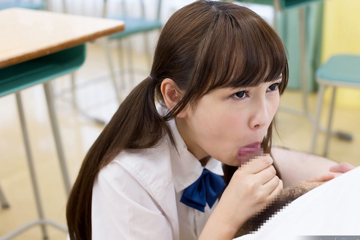 16P Pequeña colegiala asiática recibe semen en su lengua mientras le chupa la polla a su profesor