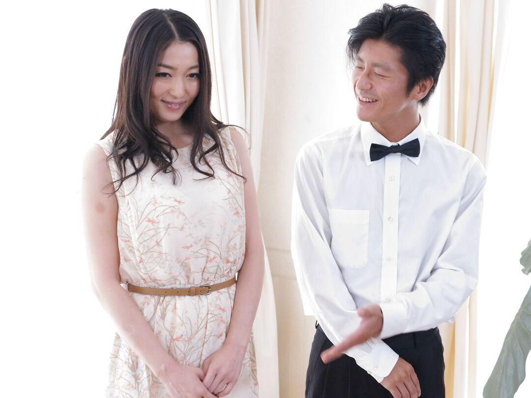 20P La belle japonaise Ryu Enami suce une bite avec les yeux bandés avant le sexe à cru