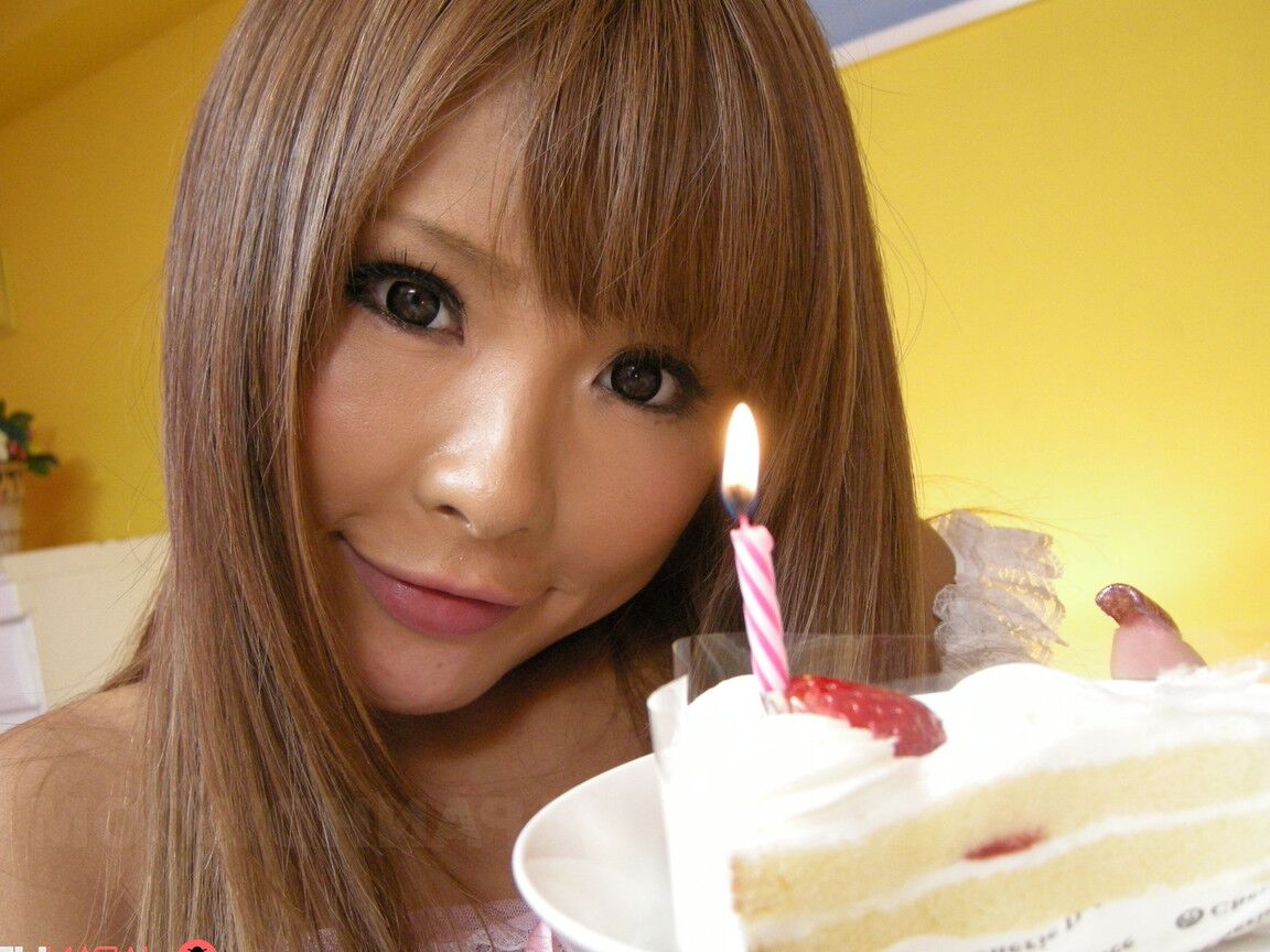 21P A gata japonesa Tsubasa Miyashita gosta de sexo hardcore de aniversário com seu amante