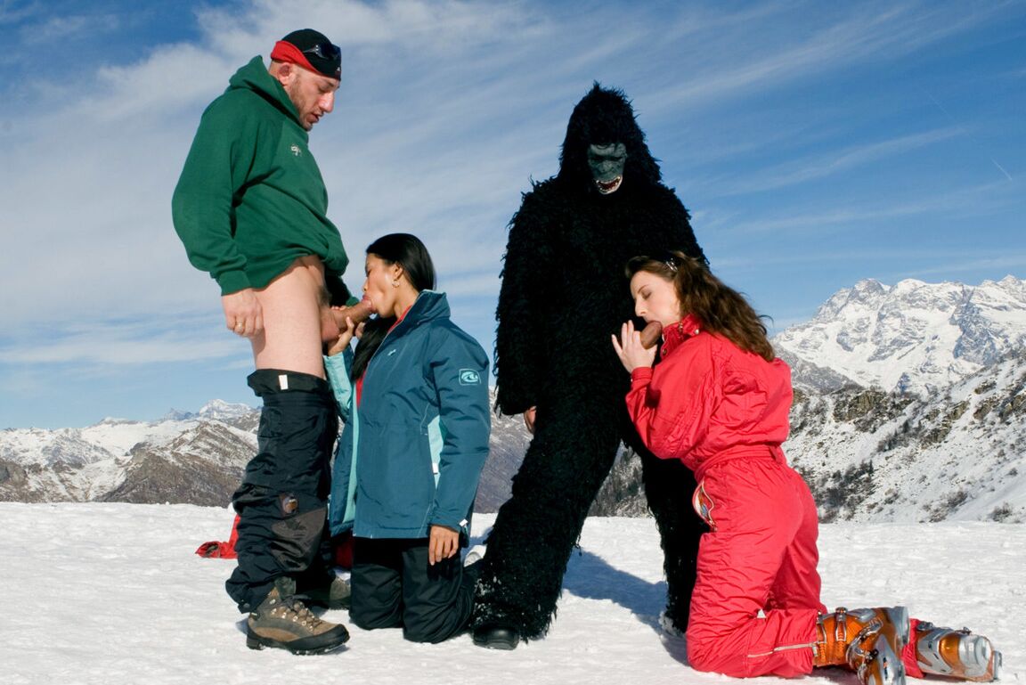 12P 2 conejitos de nieve gotean semen desde la barbilla después de una acción del coño a la boca en la cima de una montaña