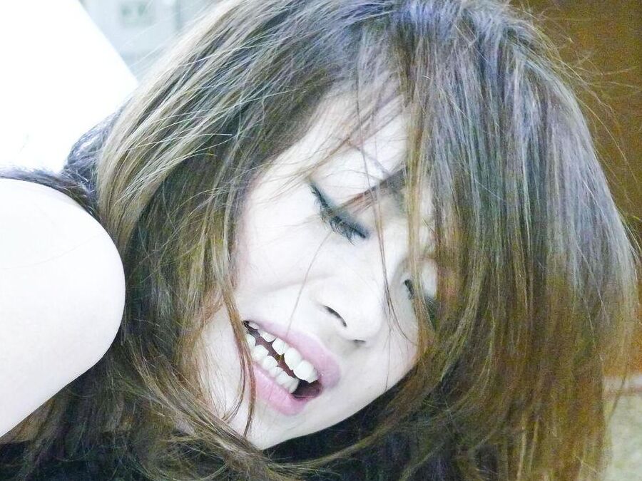 16P Sara Seori attrape deux bites, les suce et les baise comme une pute
