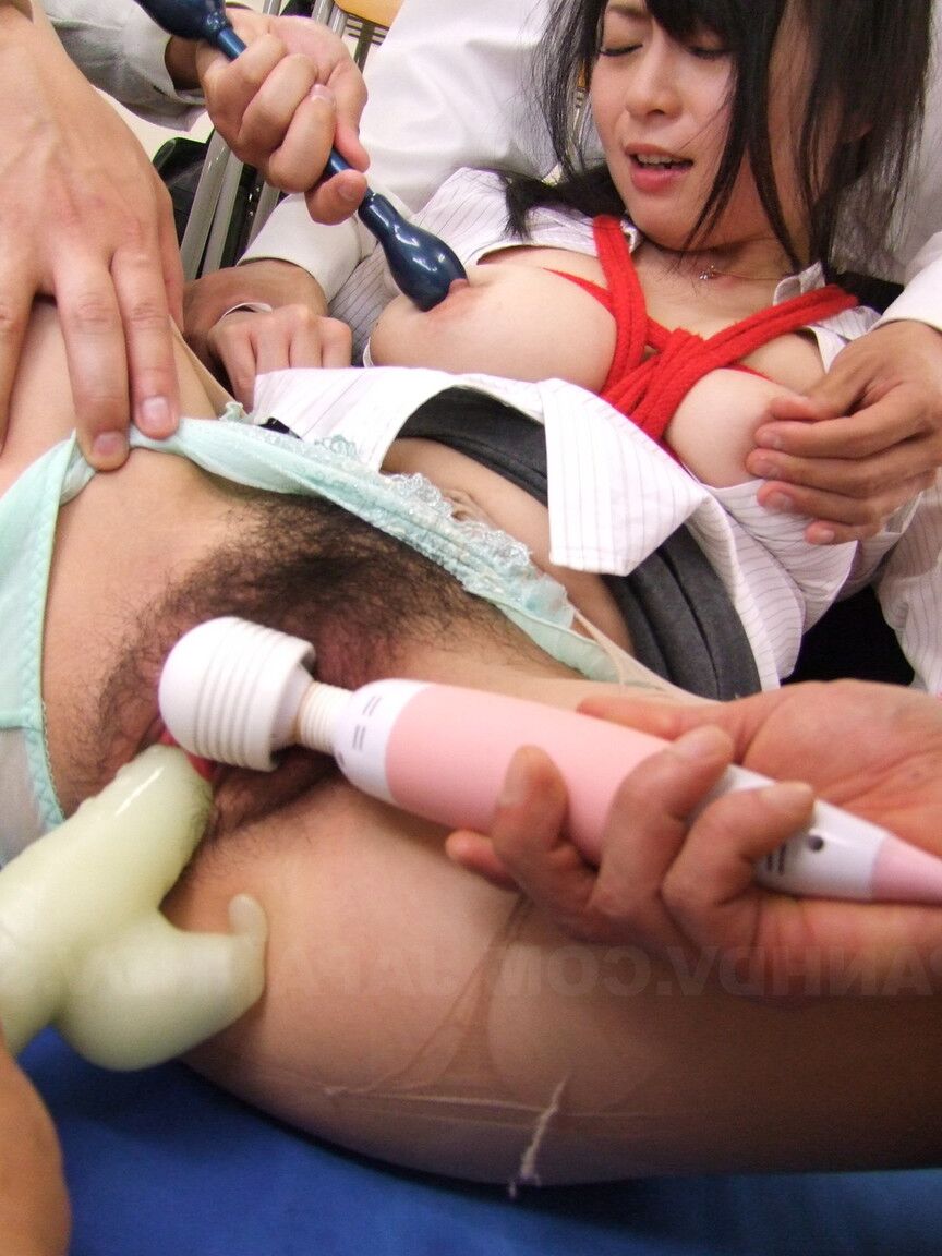 20P La profesora asiática Nozomi Hazuki tiene su coño peludo chorreando semen después de un gangbang