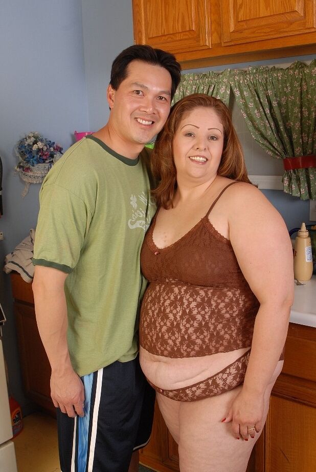 16P Dona de casa com sobrepeso Cyn comendo gozada na cozinha