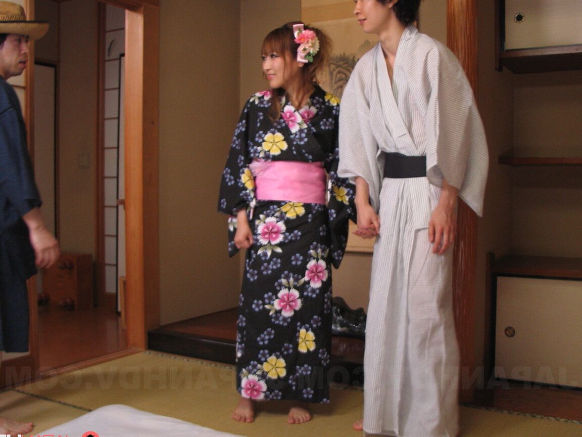 15P La ama de casa japonesa Eri Hoshikawa recibió un creampie en su coño en un trío pervertido