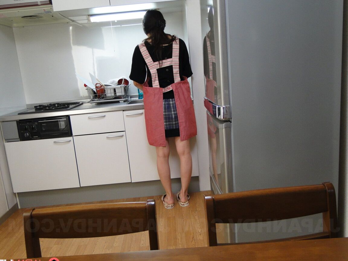 Die 15-jährige japanische Hausfrau Mizuho Yamashiro bläst und fickt ihren Mann, als er nach Hause kommt