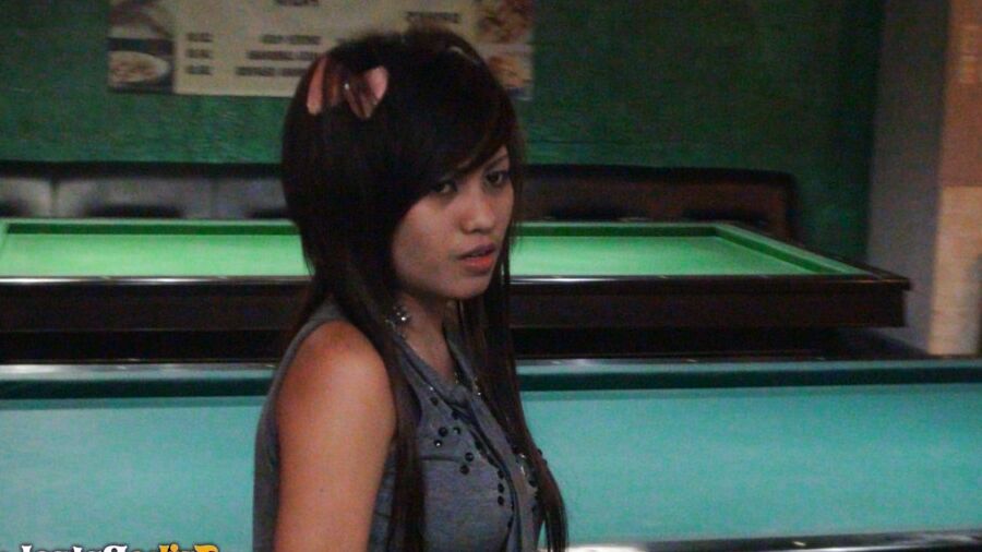 15P A linda garota filipina Zel ostenta a boca cheia de esperma depois de dar prazer a um turista sexual