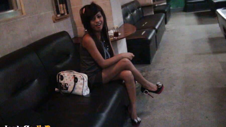 15P A linda garota filipina Zel ostenta a boca cheia de esperma depois de dar prazer a um turista sexual