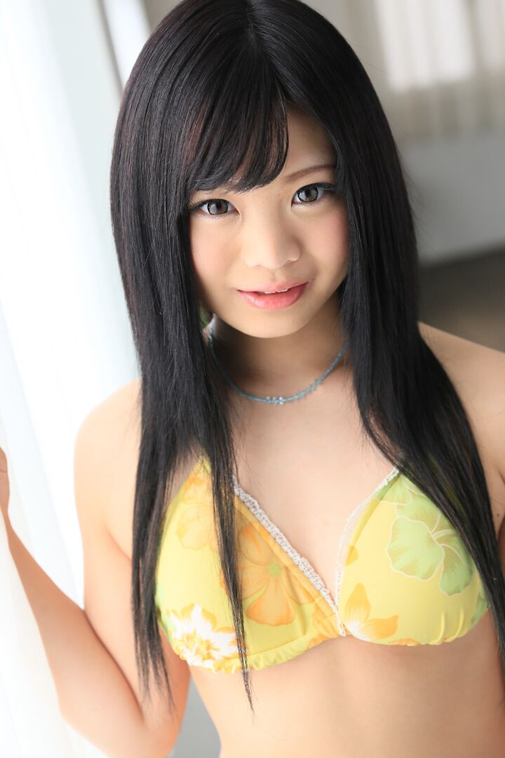 20P Une asiatique aux cheveux noirs et aux petits seins se fait fourrer la chatte avant un creampie