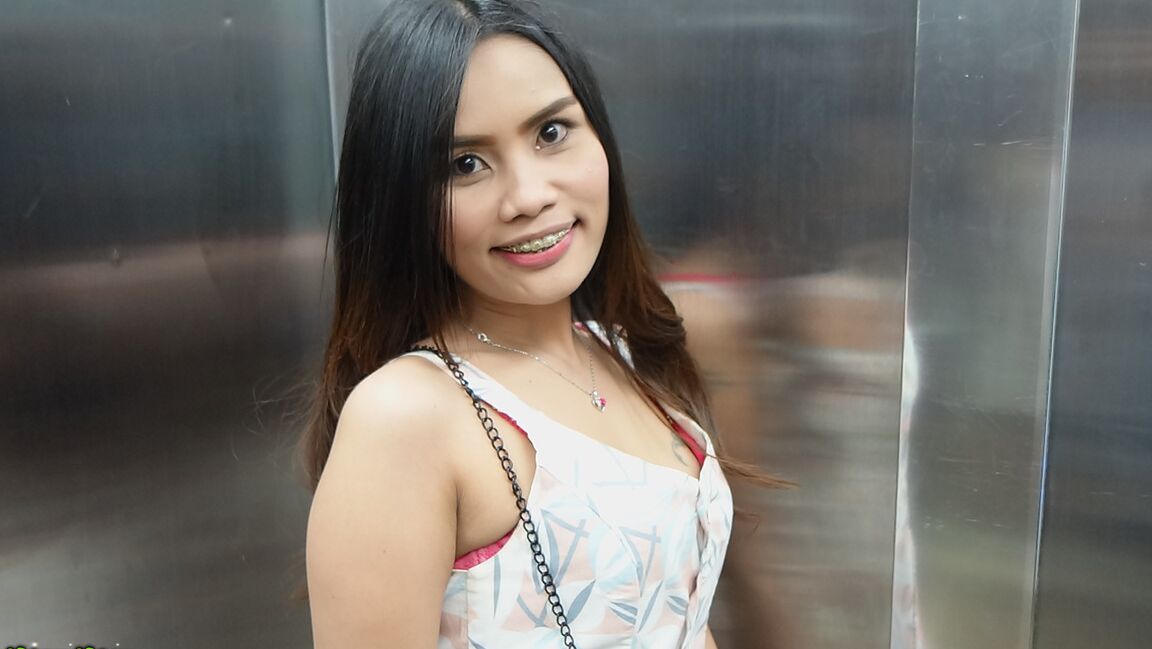 17P Linda garota tailandesa exala esperma de sua buceta careca depois de foder um Farang
