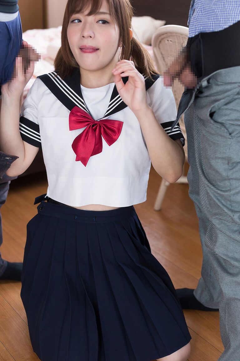 16P Colegiala japonesa escupe semen después de chupar dos pollas