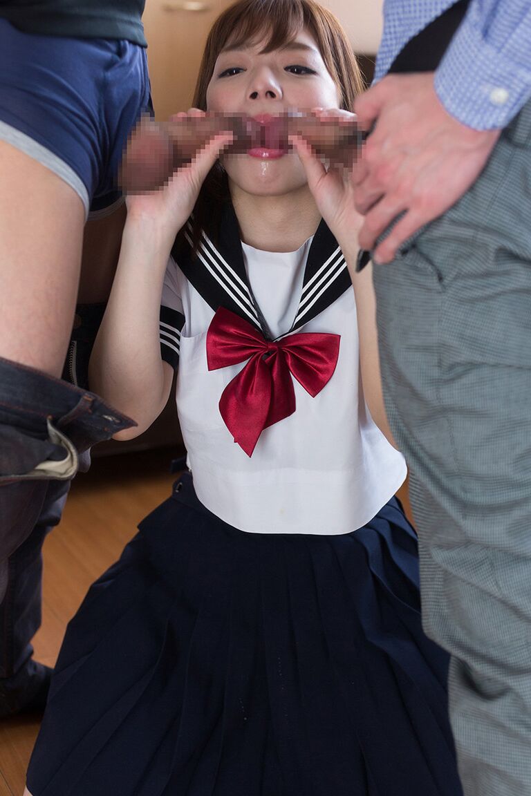 16P Colegiala japonesa escupe semen después de chupar dos pollas