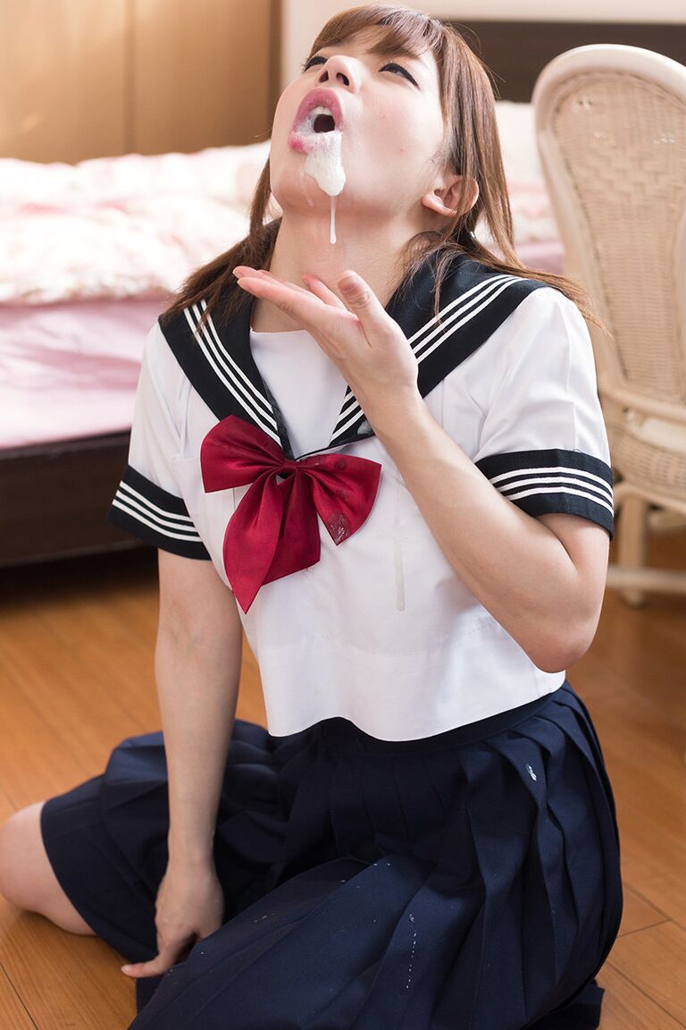16P Colegiala japonesa escupe semen después de chupar dos pollas