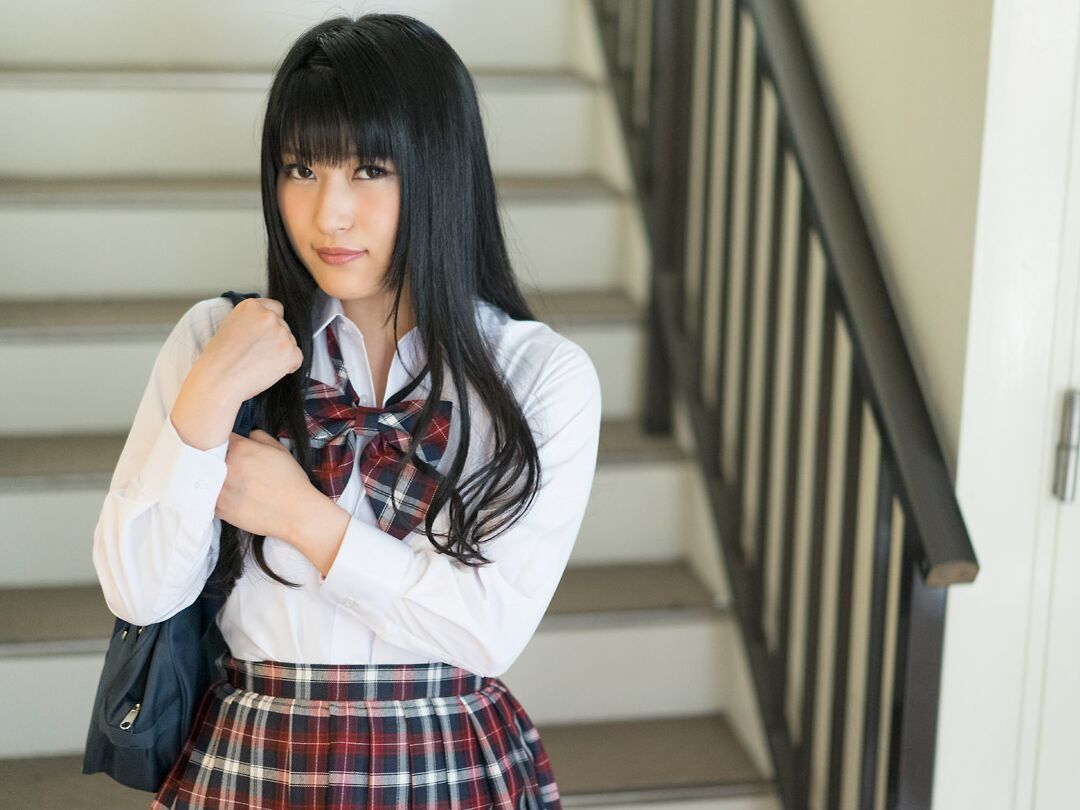 Haruka Manabe, écolière asiatique de 20P, enlève son uniforme et profite du sexe et d'un creampie