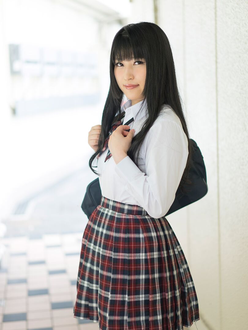 Haruka Manabe, écolière asiatique de 20P, enlève son uniforme et profite du sexe et d'un creampie
