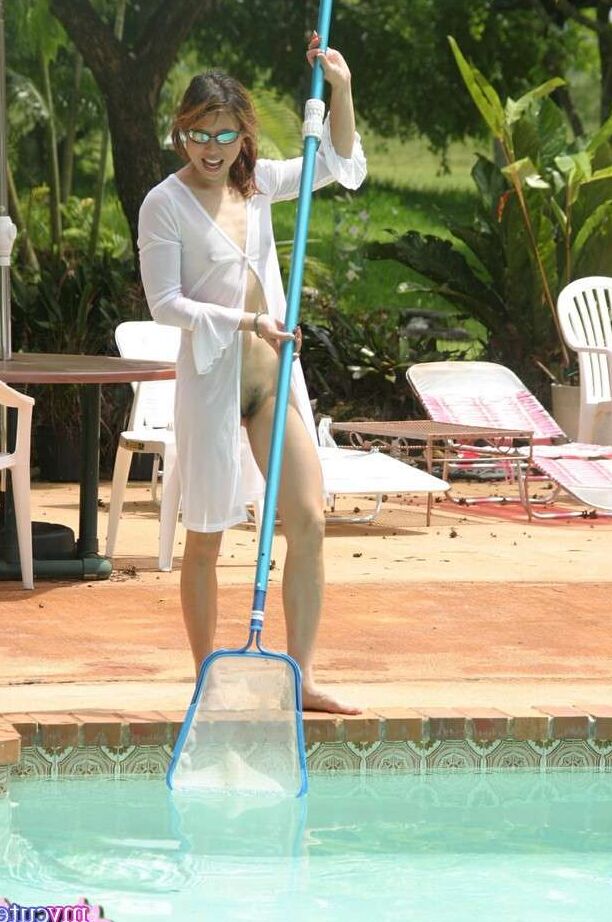 16P Amador asiático cospe esperma depois de sexo buceta na boca na beira da piscina