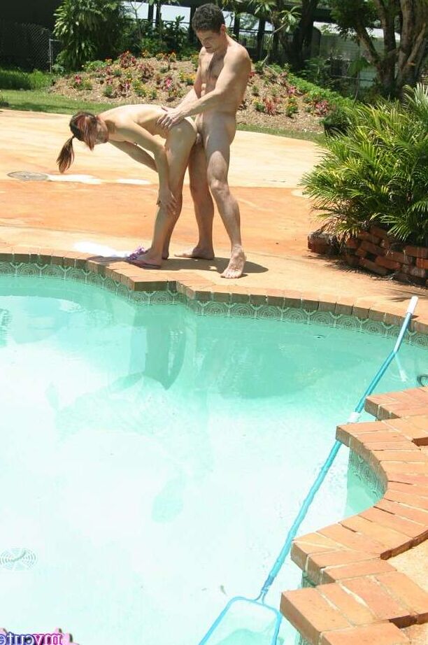 16P Amador asiático cospe esperma depois de sexo buceta na boca na beira da piscina