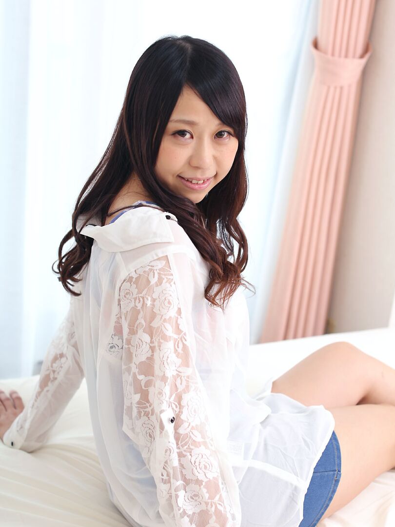 21P La jolie asiatique Saki Nakanishi montre sa chatte gonflée et crémée après un rapport sexuel torride