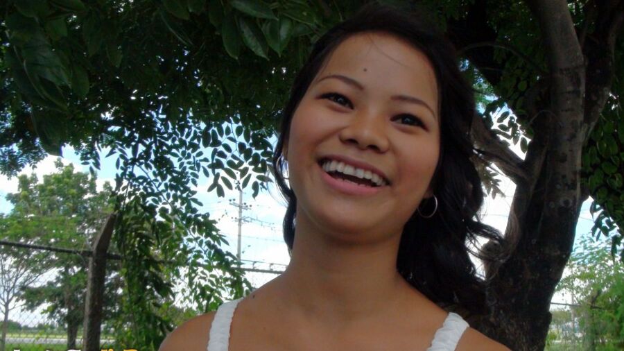 15P La adolescente asiática Sissi hace una mamada antes de follar en POV