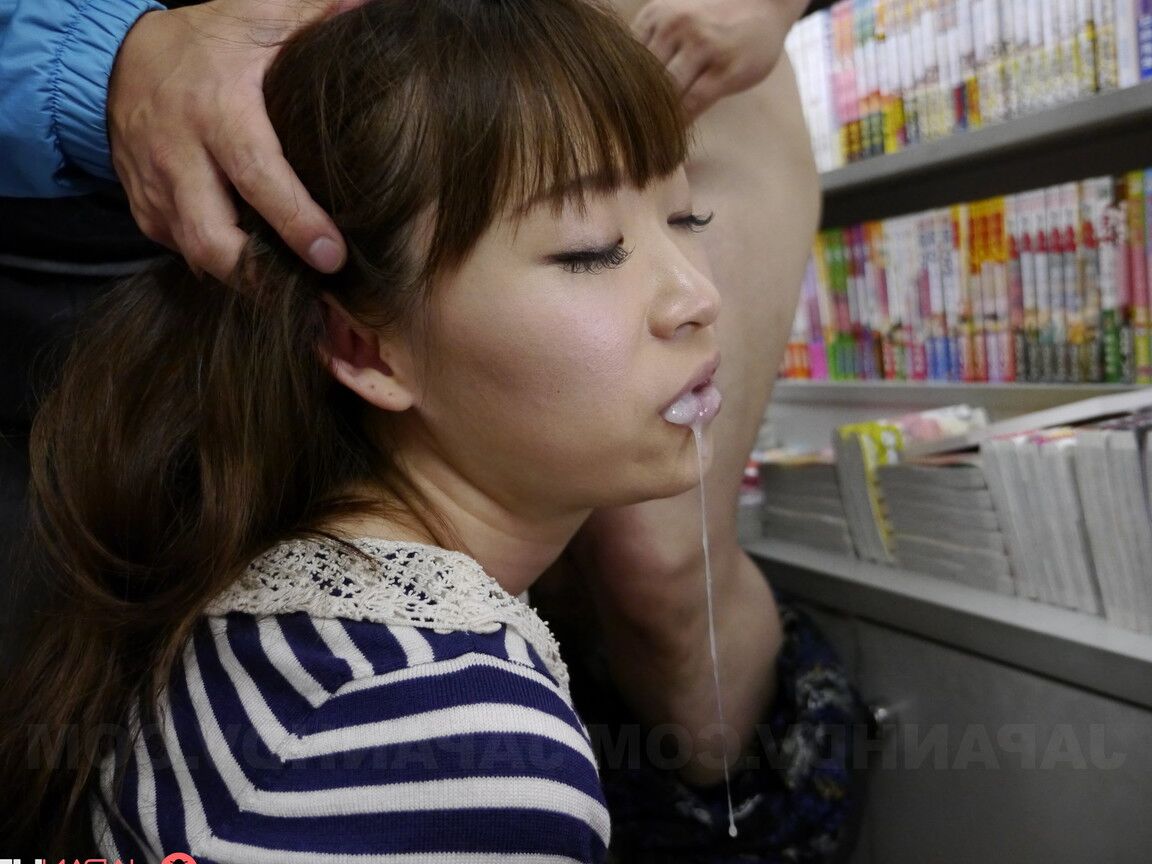 20P A dona de casa asiática Yukina Aizawa leva uma surra na loja de filmes