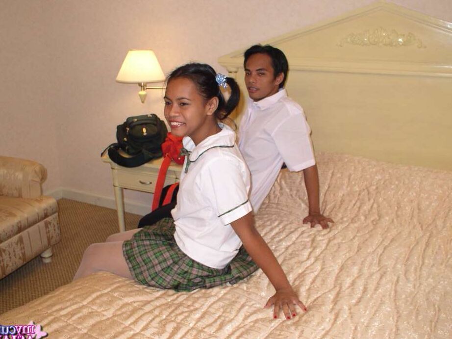 16P Colegiala asiática recibe semen en su cara inocente en la cama de sus padres