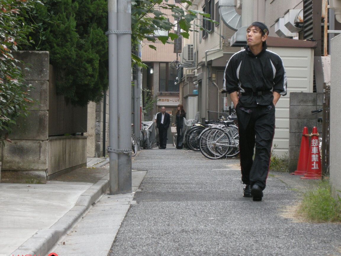 21P 微乳のホットなアジア人ブルネット井川ゆいが階段で男のドンをしゃぶる