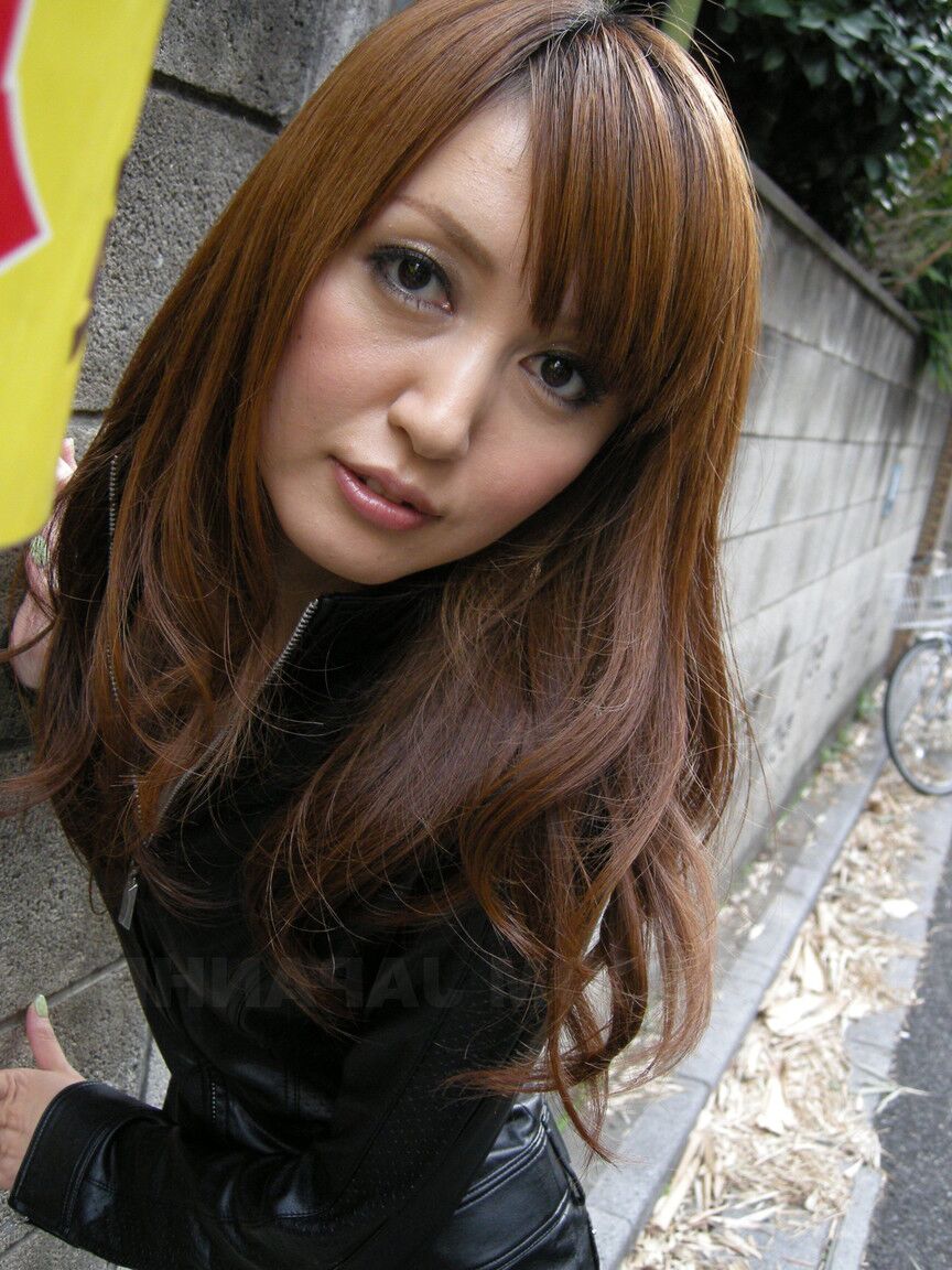 21P 微乳のホットなアジア人ブルネット井川ゆいが階段で男のドンをしゃぶる