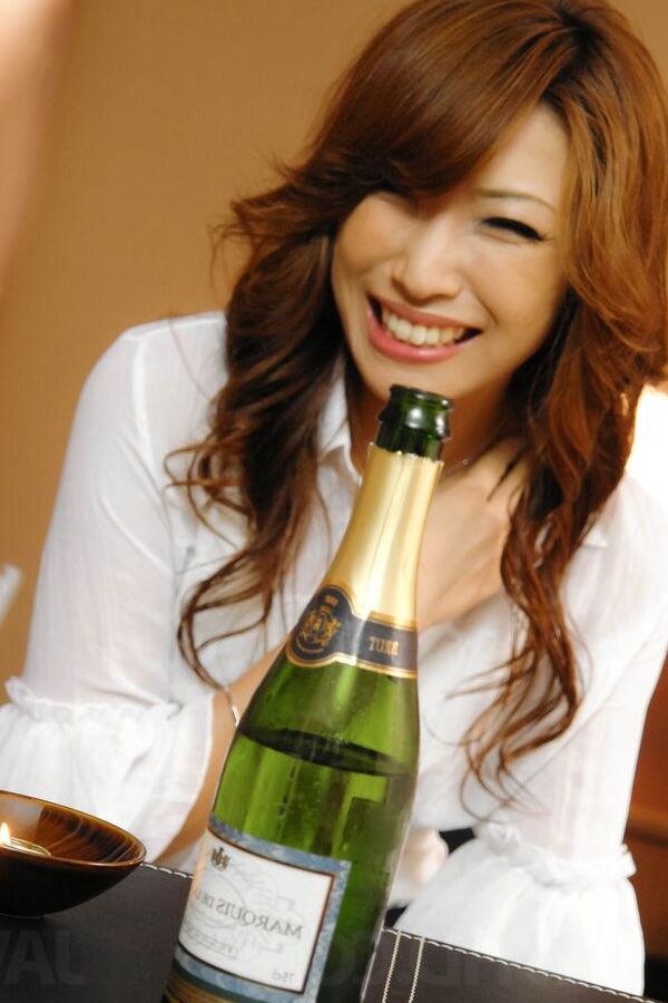 16P Aya Sakuraba enjoys some champagne and cum on her juicy pussy