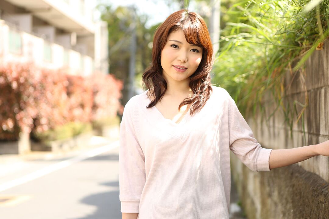20P A gata japonesa sexy Shino Aoi prova porra e enfia na boceta depois do sexo