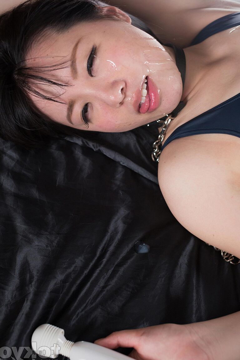 16P ゴージャスな従順なアジアの女の子が膝の上で顔を犯されています