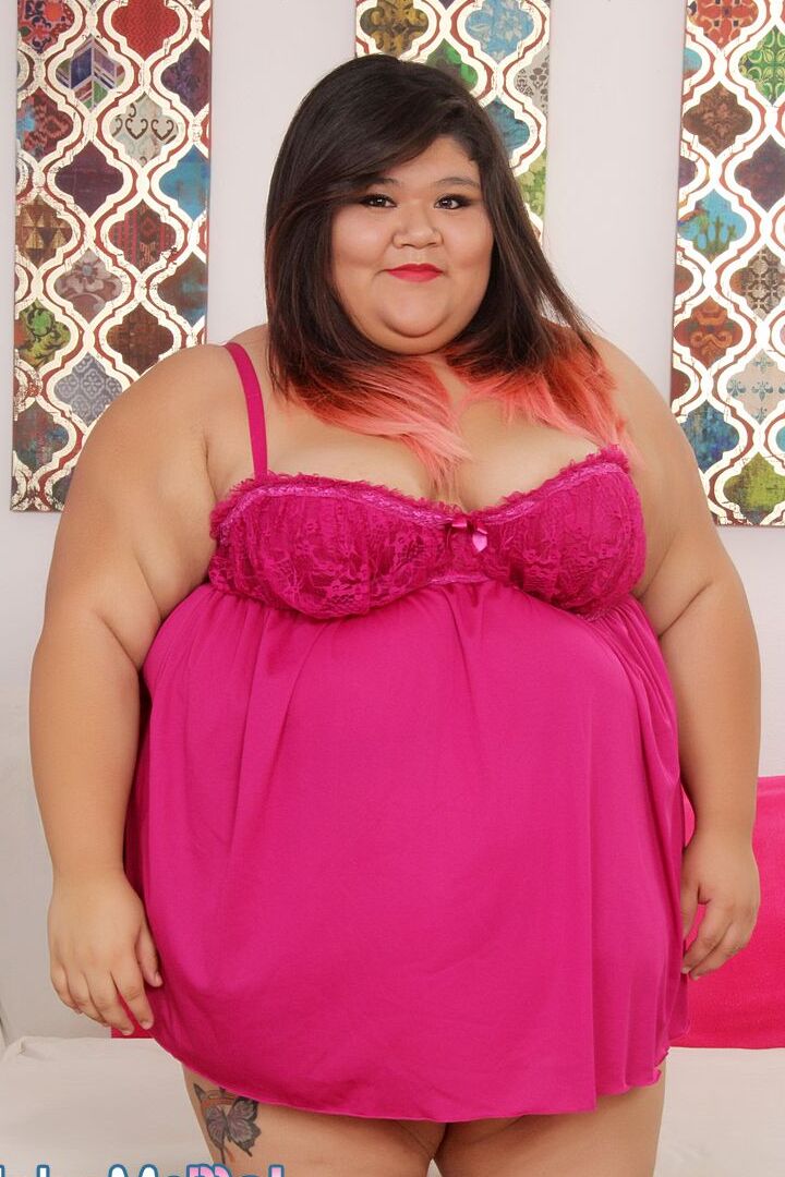 14P SSBBW Adolescente asiática de rodillas chupando polla