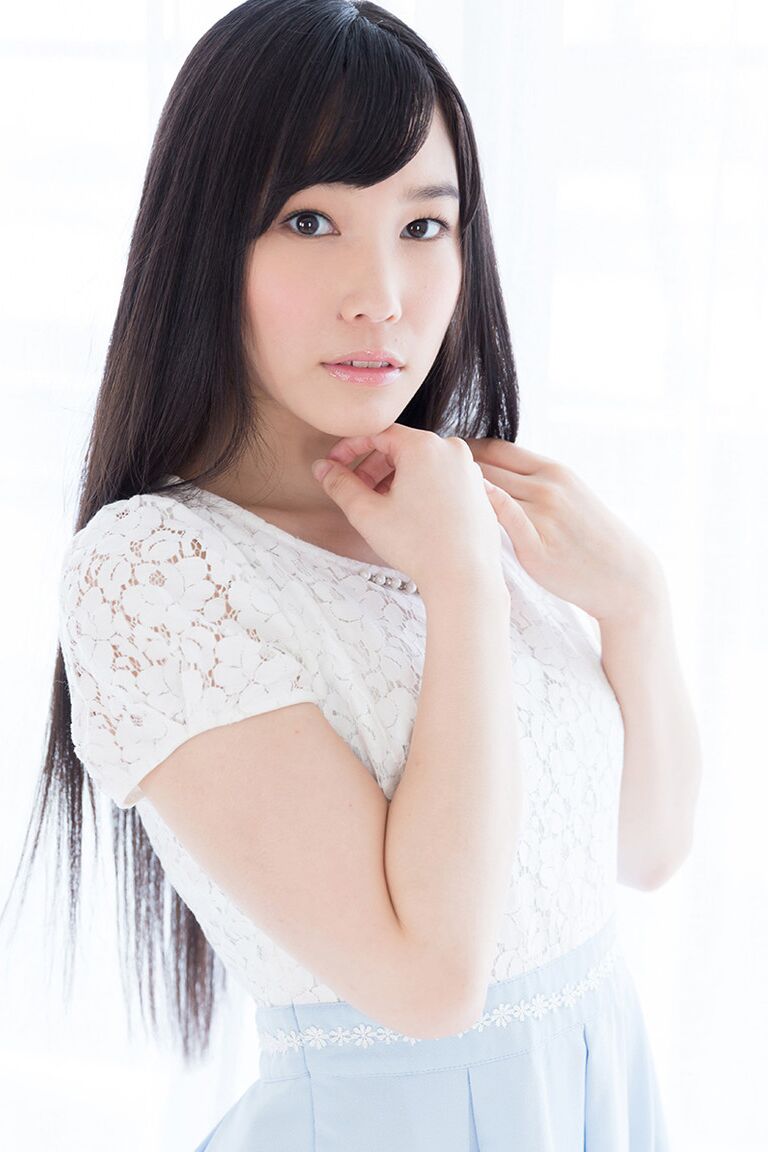 16P Linda adolescente japonesa de salto alto chupando pau e lambendo porra pegajosa