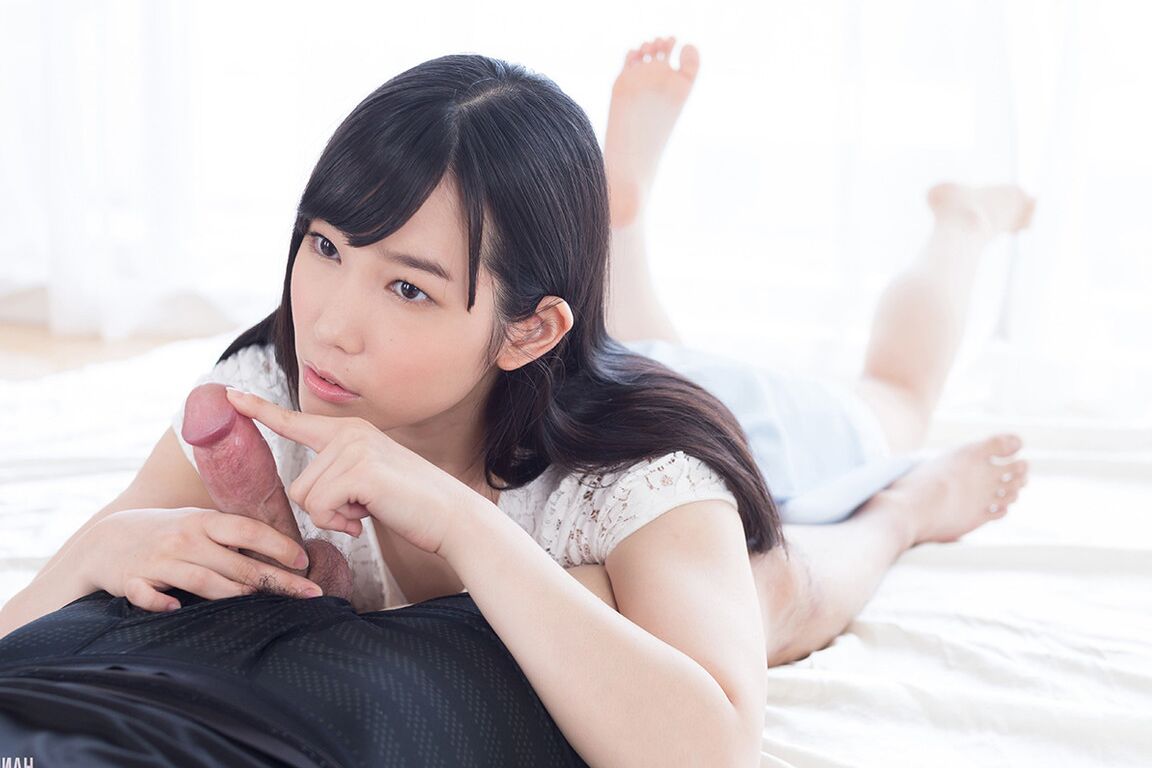 16P Linda adolescente japonesa de salto alto chupando pau e lambendo porra pegajosa