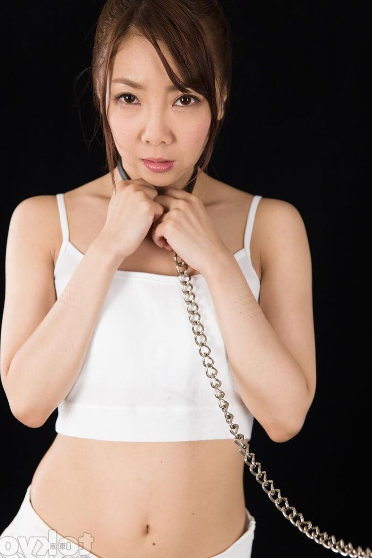 16P japanische Unterwürfige wird auf den Knien in den Mund gefickt, bevor sie masturbiert