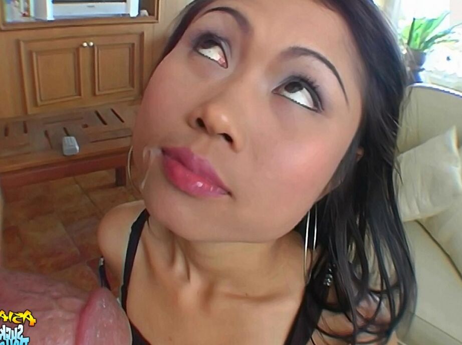 15P Linda chica asiática hace una mamada mientras usa ropa interior linda y botas blancas