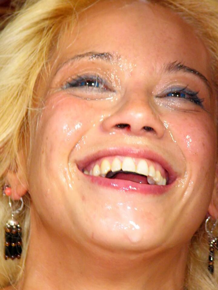 Alex Dane, une MILF latina 15P, prend une éjaculation après une baise hardcore avec une chatte chauve.