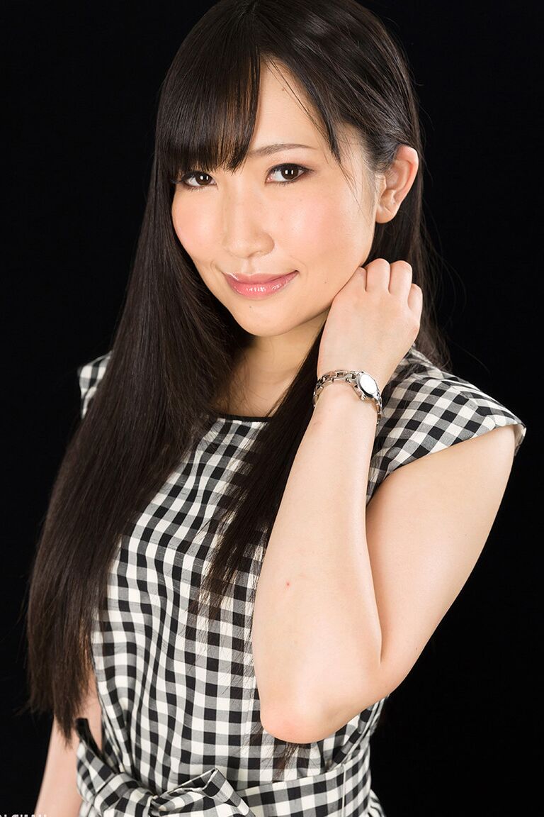 16P japanisches Mädchen mit ansprechendem Gesicht isst Sperma, nachdem es einen Handjob gegeben hat